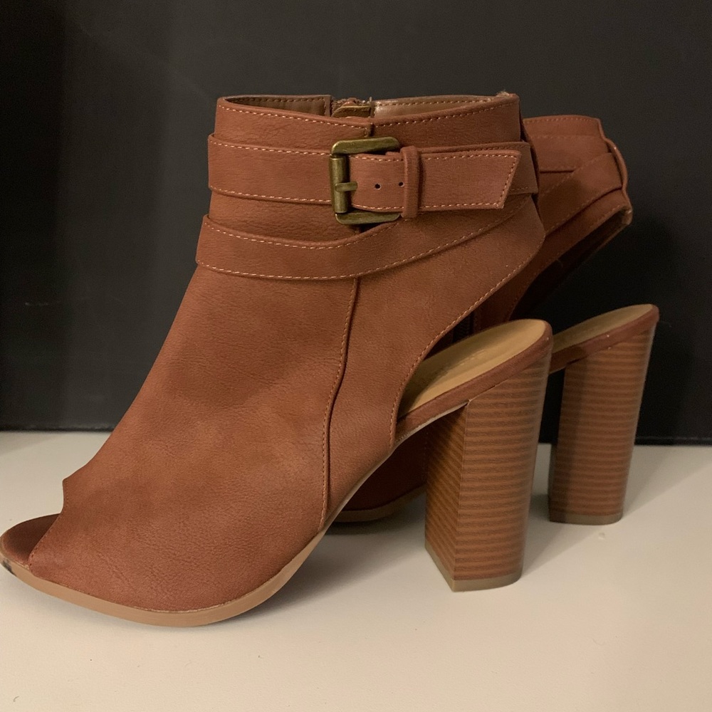 Peep toe bootie